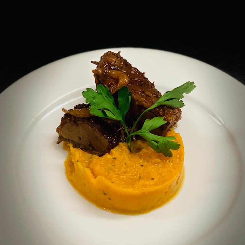 Notre boucherie vous propose des viandes fraîches telles que du bœuf, cheval, veau, agneau, cochon et lapin, ainsi que des volailles comme du poulet, de la pintade, du canard et de la caille.